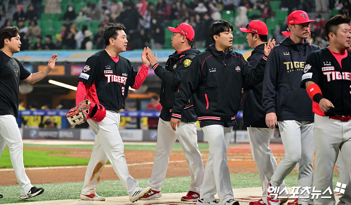 10일 오후 인천SSG랜더스필드에서 열린 '2025 신한 SOL Bank KBO리그' KIA 타이거즈와 SSG 랜더스의 경기, KIA가 SSG에 5:4 승리를 거뒀다.  이날 경기에서 승리한 KIA 선수들이 기뻐하고 있다. 문학, 김한준 기자