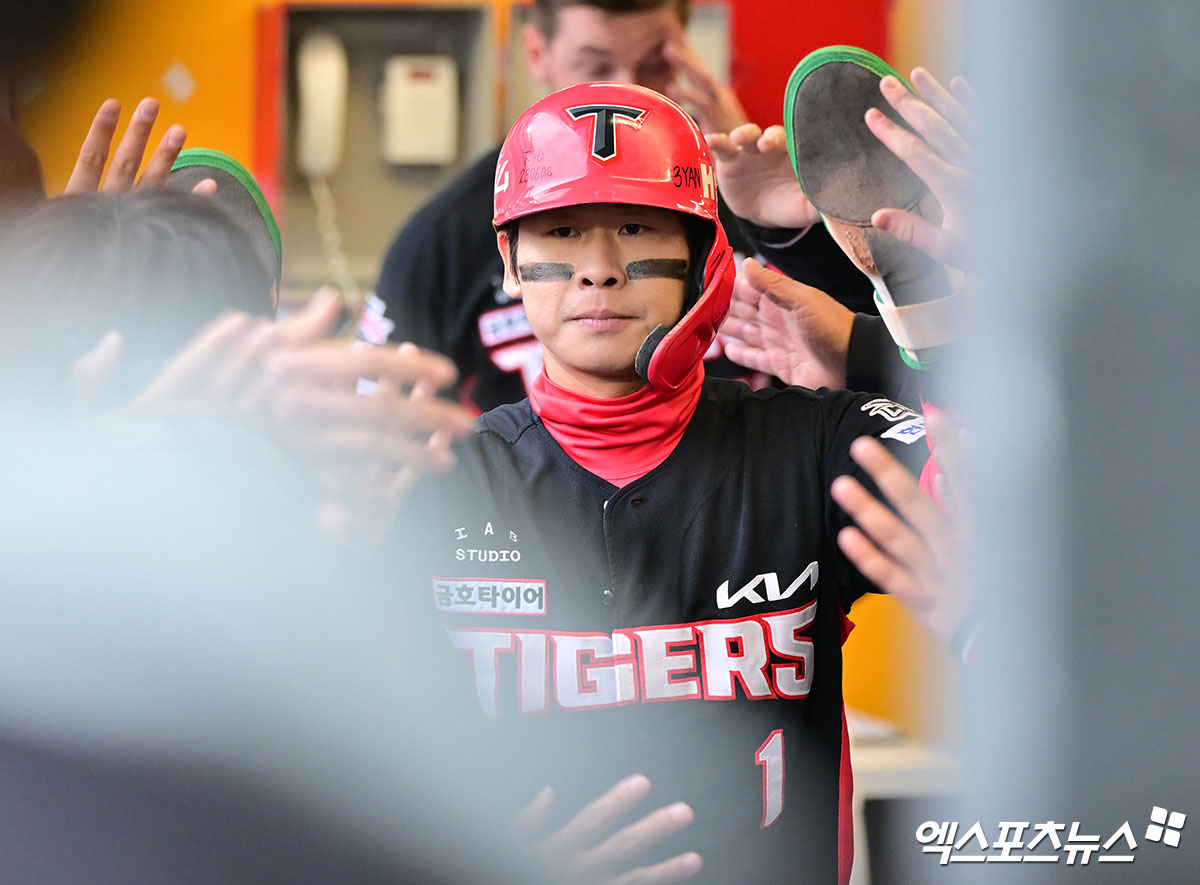 10일 오후 인천SSG랜더스필드에서 열린 '2025 신한 SOL Bank KBO리그' KIA 타이거즈와 SSG 랜더스의 경기, 1회초 1사 3루 KIA 박찬호가 김도영의 1타점 희생플라이때 득점에 성공하고 있다. 문학, 김한준 기자