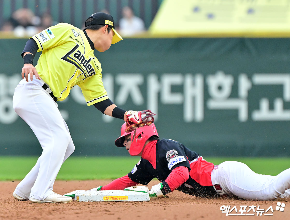 10일 오후 인천SSG랜더스필드에서 열린 '2025 신한 SOL Bank KBO리그' KIA 타이거즈와 SSG 랜더스의 경기, 3회초 2사 1루 KIA 박찬호가 2루 도루에 성공하고 있다. 문학, 김한준 기자