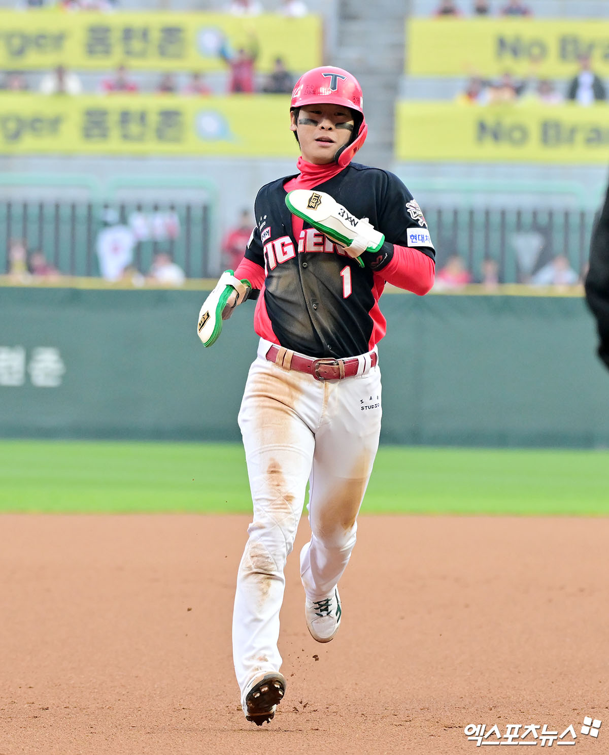 10일 오후 인천SSG랜더스필드에서 열린 '2025 신한 SOL Bank KBO리그' KIA 타이거즈와 SSG 랜더스의 경기, 6회초 1사 2루 KIA 박찬호가 SSG 앤더슨의 견제 실책을 틈타 3루까지 진루하고 있다. 문학, 김한준 기자