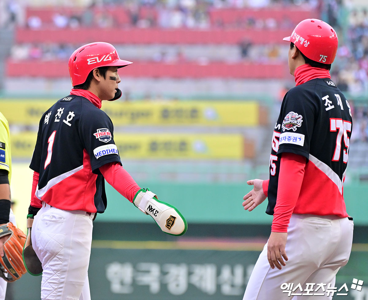 10일 오후 인천SSG랜더스필드에서 열린 '2025 신한 SOL Bank KBO리그' KIA 타이거즈와 SSG 랜더스의 경기, 1회초 1사 2루 KIA 박찬호가 3루 도루에 성공하고 있다. 문학, 김한준 기자