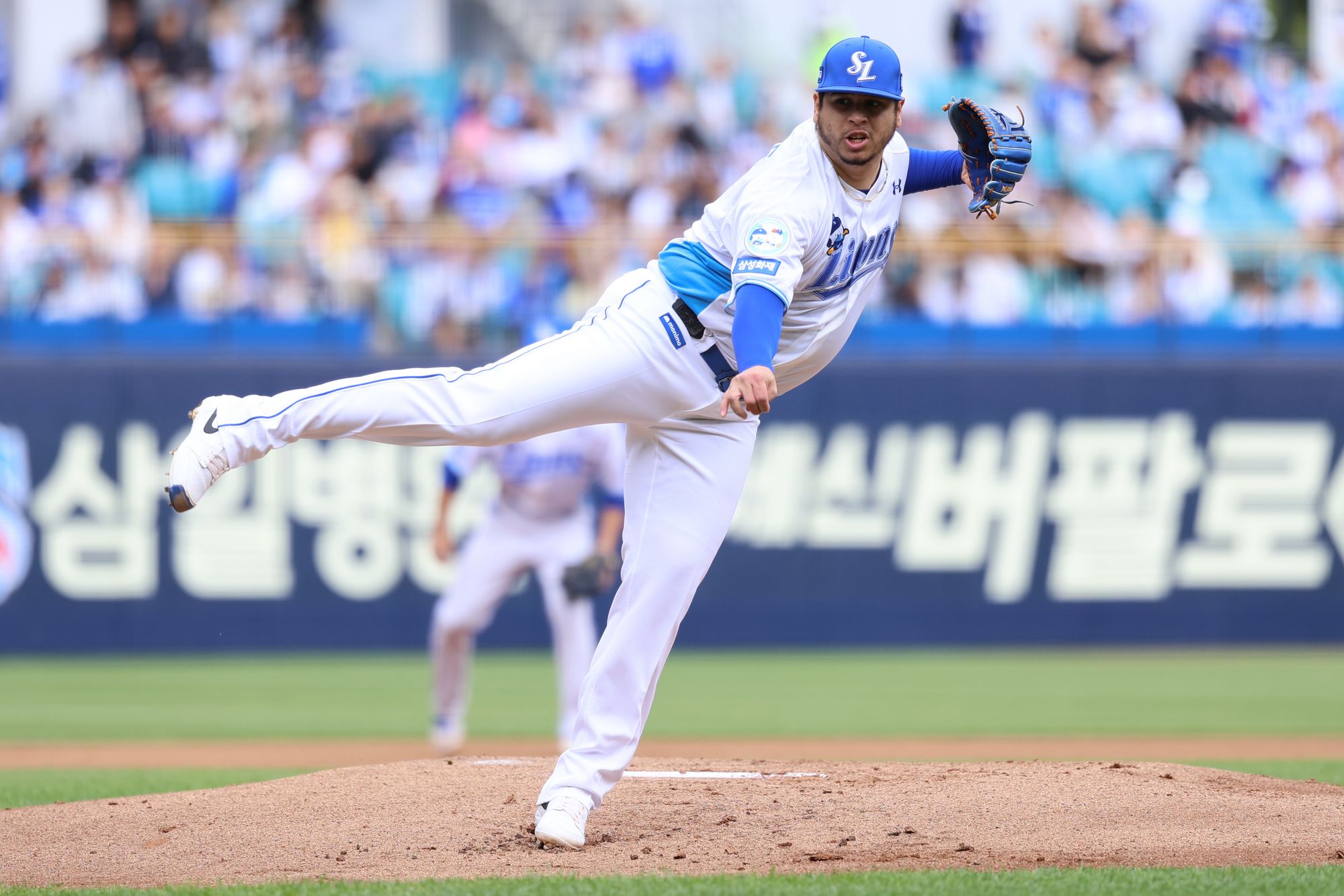 삼성 라이온즈 아리엘 후라도가 10일 대구 LG 트윈스와의 더블헤더 1차전에서 투구하고 있다. 삼성 라이온즈
