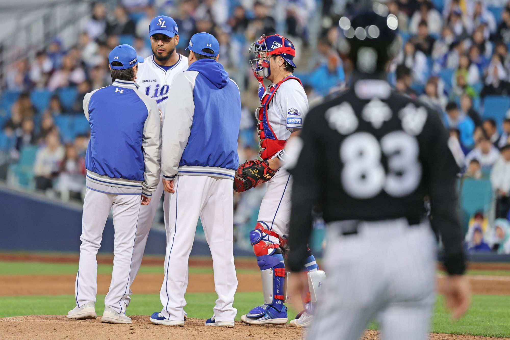 삼성 라이온즈 데니 레예스가 10일 대구 LG 트윈스와의 더블헤더 2차전에서 포수, 코치와 대화하고 있다. 삼성 라이온즈