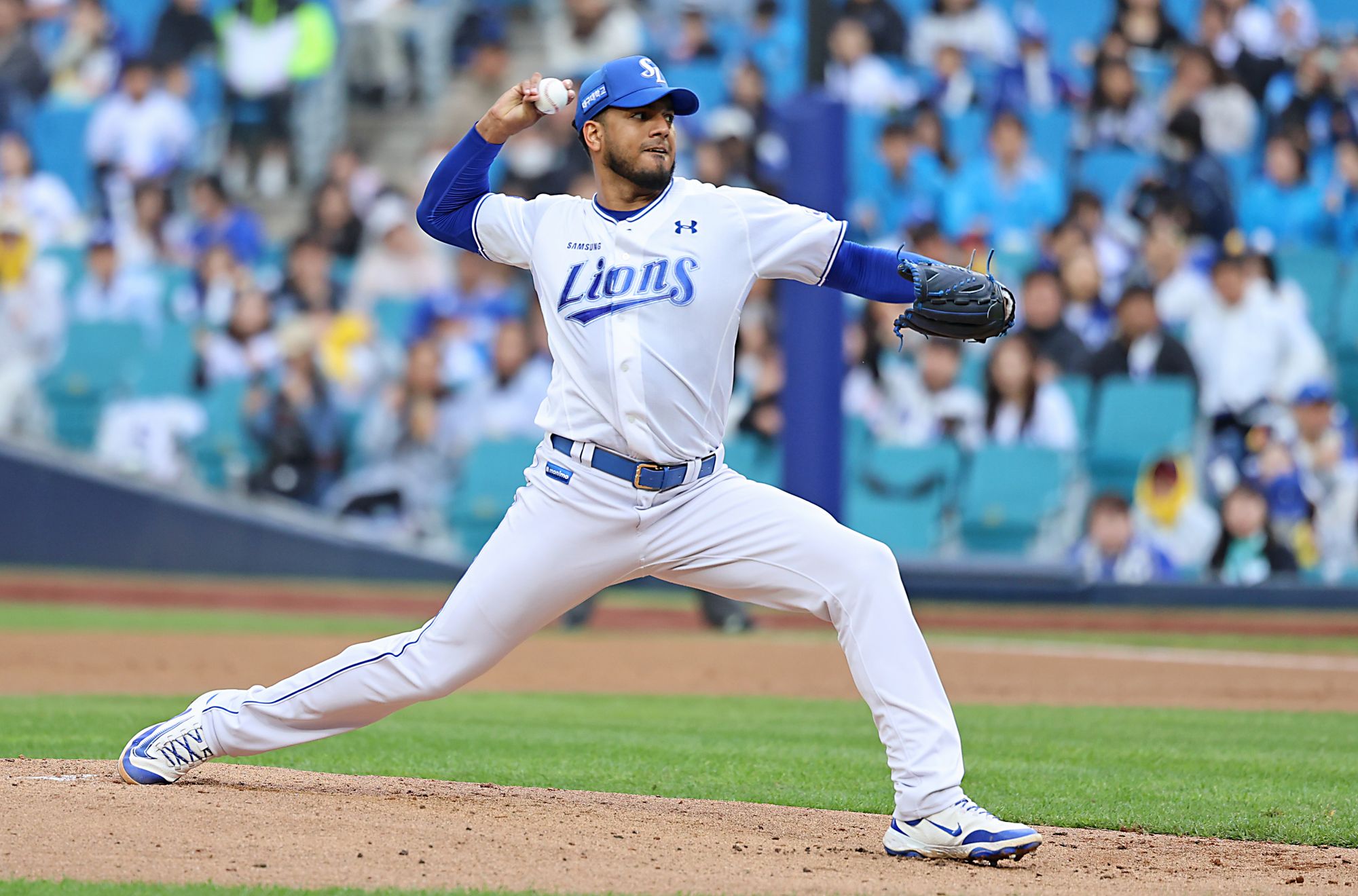 삼성 라이온즈 데니 레예스가 10일 대구 LG 트윈스와의 더블헤더 2차전에서 투구하고 있다. 삼성 라이온즈
