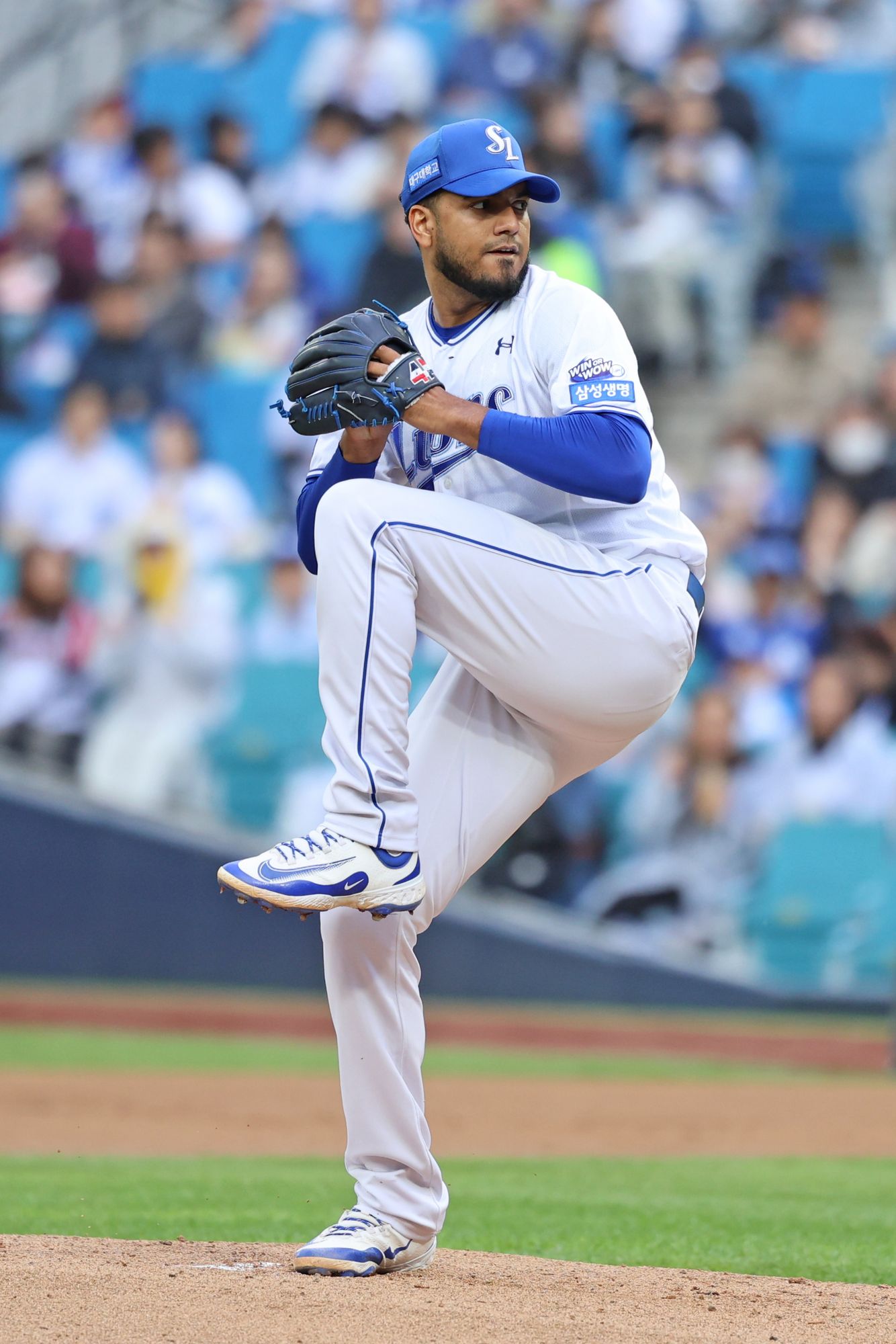 삼성 라이온즈 데니 레예스가 10일 대구 LG 트윈스와의 더블헤더 2차전에서 투구하고 있다. 삼성 라이온즈