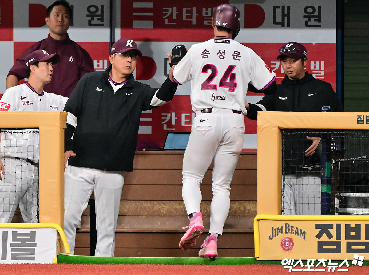 30일 오후 서울 구로구 고척스카이돔에서 열린 '2025 신한 SOL Bank KBO리그' 롯데 자이언츠와 키움 히어로즈의 경기, 2회말 1사 2루 키움 송성문이 변성권의 1타점 2루타때 득점에 성공하고 있다. 엑스포츠뉴스 DB