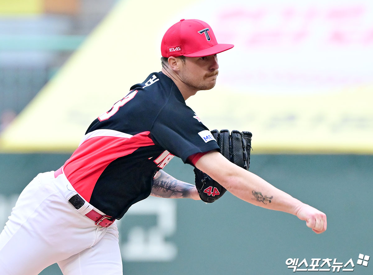 10일 오후 인천SSG랜더스필드에서 열린 '2025 신한 SOL Bank KBO리그' KIA 타이거즈와 SSG 랜더스의 경기, 1회말 KIA 선발투수 올러가 공을 힘차게 던지고 있다. 문학, 김한준 기자