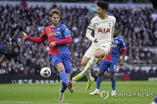 토트넘 홋스퍼 주장 손흥민의 복귀 가능성이 떠오르자 크리스털 팰리스가 긴장했다. 영국 매체 '스포츠몰'은 10일(한국시간) '손흥민의 복귀는 크리스털 팰리스 선수들의 마음에 두려움을 불러일으키기에 충분할 수도 있다'라고 보도했다. 토트넘은 오는 11일 오후 10시15분 영국 런던의 토트넘 홋스퍼 스타디움에서 크리스털 팰리스와 2024-25시즌 잉글리시 프리미어리그 36라운드 홈 경기를 치른다. 매체는 '손흥민은 과거 팰리스를 상대로 프리미어리그에서 9골을 넣었다. 이는 11골 넣은 사우샘프턴 다음으로 많은 골'이라고 설명했다. 연합뉴스