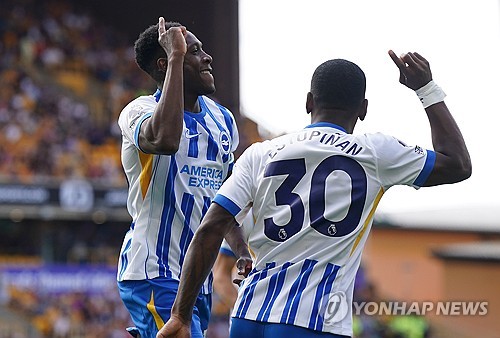 울버햄튼 원더러스는 10일(한국시간) 영국 울버햄튼에 위치한 몰리뉴 스타디움에서 열린 브라이튼 앤브 호브 앨비언과의 2024-25시즌 잉글리시 프리미어리그 36라운드 홈경기에서 0-2로 패했다. 이날 대한민국 공격수 황희찬은 명단 제외를 당했다. 경기에 앞서 울버햄튼은 공식 홈페이지를 통해 황희찬이 훈련을 하긴 했지만 작은 문제가 있다며 황희찬의 몸 상태가 정상이 아니라고 밝혔다. 연합뉴스