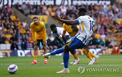 울버햄튼 원더러스는 10일(한국시간) 영국 울버햄튼에 위치한 몰리뉴 스타디움에서 열린 브라이튼 앤브 호브 앨비언과의 2024-25시즌 잉글리시 프리미어리그 36라운드 홈경기에서 0-2로 패했다. 이날 대한민국 공격수 황희찬은 명단 제외를 당했다. 경기에 앞서 울버햄튼은 공식 홈페이지를 통해 황희찬이 훈련을 하긴 했지만 작은 문제가 있다며 황희찬의 몸 상태가 정상이 아니라고 밝혔다. 연합뉴스