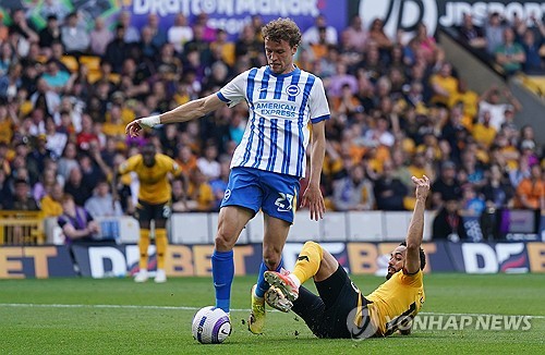 울버햄튼 원더러스는 10일(한국시간) 영국 울버햄튼에 위치한 몰리뉴 스타디움에서 열린 브라이튼 앤브 호브 앨비언과의 2024-25시즌 잉글리시 프리미어리그 36라운드 홈경기에서 0-2로 패했다. 이날 대한민국 공격수 황희찬은 명단 제외를 당했다. 경기에 앞서 울버햄튼은 공식 홈페이지를 통해 황희찬이 훈련을 하긴 했지만 작은 문제가 있다며 황희찬의 몸 상태가 정상이 아니라고 밝혔다. 연합뉴스