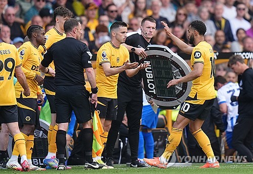 울버햄튼 원더러스는 10일(한국시간) 영국 울버햄튼에 위치한 몰리뉴 스타디움에서 열린 브라이튼 앤브 호브 앨비언과의 2024-25시즌 잉글리시 프리미어리그 36라운드 홈경기에서 0-2로 패했다. 이날 대한민국 공격수 황희찬은 명단 제외를 당했다. 경기에 앞서 울버햄튼은 공식 홈페이지를 통해 황희찬이 훈련을 하긴 했지만 작은 문제가 있다며 황희찬의 몸 상태가 정상이 아니라고 밝혔다. 연합뉴스