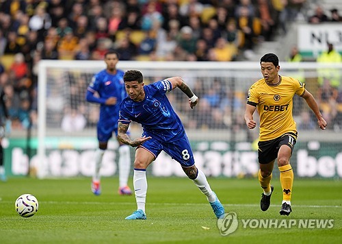 비토르 페레이라 감독이 이끄는 울버햄튼 원더러스가 10일(한국시간) 영국 울버햄튼에 있는 몰리뉴 스타디움에서 열린 브라이턴 앤 호브 알비온과의 2024-2025시즌 프리미어리그 36라운드 홈 경기에서 0-2로 패했다. 완전히 경쟁에서 밀린 황희찬은 명단에서 제외됐다. 연합뉴스