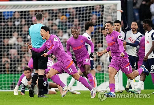 비토르 페레이라 감독이 이끄는 울버햄튼 원더러스가 10일(한국시간) 영국 울버햄튼에 있는 몰리뉴 스타디움에서 열린 브라이턴 앤 호브 알비온과의 2024-2025시즌 프리미어리그 36라운드 홈 경기에서 0-2로 패했다. 완전히 경쟁에서 밀린 황희찬은 명단에서 제외됐다. 연합뉴스