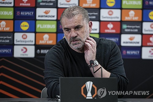 안지 포스테코글루 감독이 지난 10일(한국시간) 영국 런던에 있는 토트넘 홋스퍼 훈련장에서 진행된 크리스탈 팰리스와의 경기 전 기자회견에서 손흥민의 복귀 가능성에 대해 알렸다. 연합뉴스