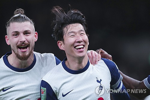 안지 포스테코글루 감독이 지난 10일(한국시간) 영국 런던에 있는 토트넘 홋스퍼 훈련장에서 진행된 크리스탈 팰리스와의 경기 전 기자회견에서 손흥민의 복귀 가능성에 대해 알렸다. 연합뉴스