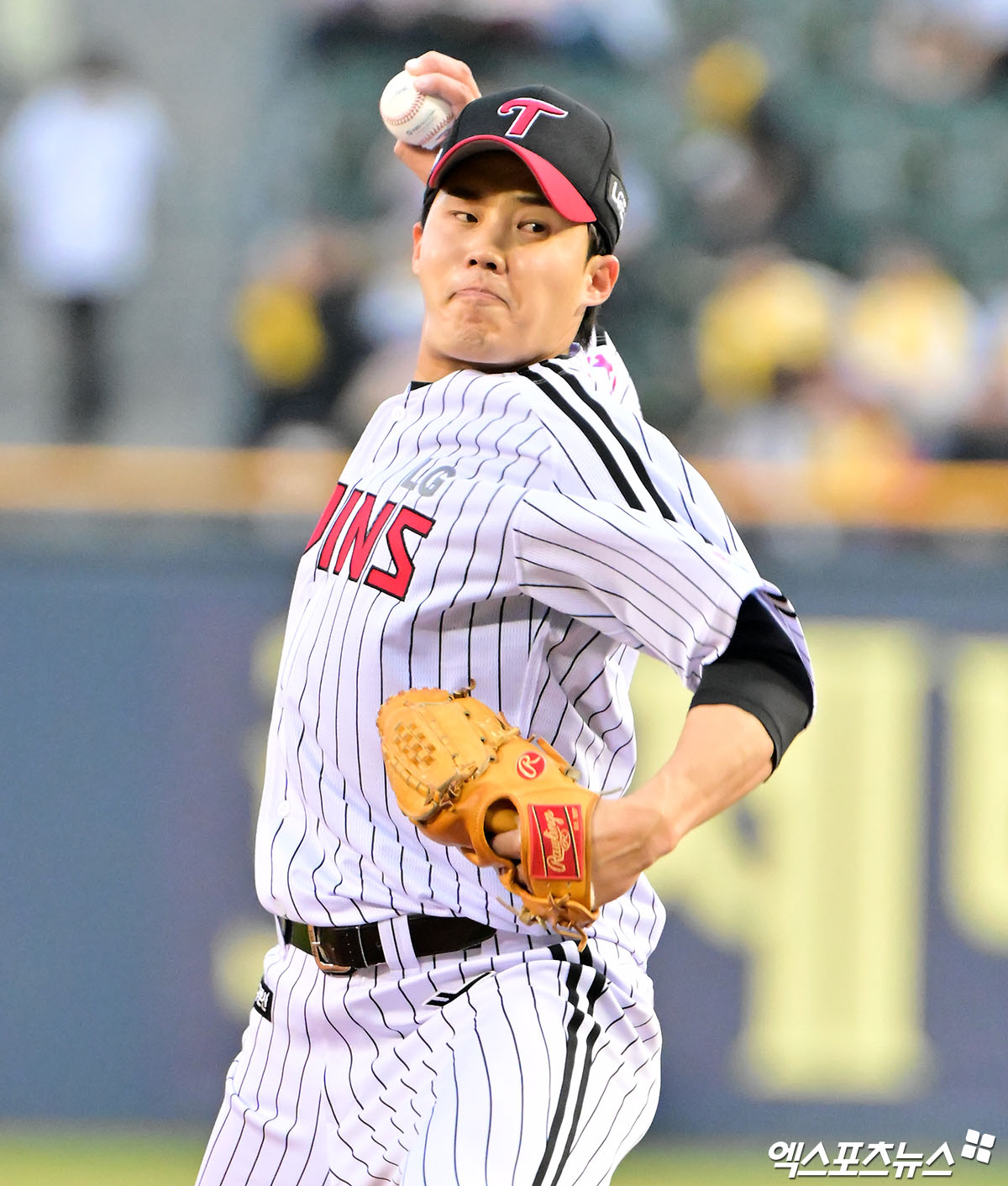 LG 트윈스 임찬규가 경기에 선발 등판해 투구하고 있다. 엑스포츠뉴스 DB