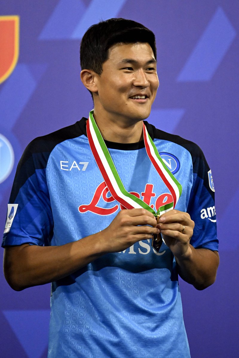 뱅상 콤파니 감독이 이끄는 바이에른 뮌헨이 11일(한국시간) 독일 뮌헨에 있는 알리안츠 아레나에서 열린 보루시아 묀헨글라트바흐에서 열린 2024-2025시즌 분데스리가 33라운드, 뮌헨의 시즌 마지막 홈 경기에서 승리했다.   이미 우승을 확정 지은 뮌헨은 마지막 홈 경기를 승리로 자축하면서 화려한 우승 세레머니를 했다. 아킬레스건 부상으로 명단에 빠진 김민재 역시 이날 경기장에 참석해 세레머니를 함께 했다. SNS