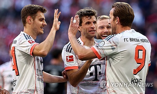 뱅상 콤파니 감독이 이끄는 바이에른 뮌헨이 11일(한국시간) 독일 뮌헨에 있는 알리안츠 아레나에서 열린 보루시아 묀헨글라트바흐에서 열린 2024-2025시즌 분데스리가 33라운드, 뮌헨의 시즌 마지막 홈 경기에서 승리했다.   이미 우승을 확정 지은 뮌헨은 마지막 홈 경기를 승리로 자축하면서 화려한 우승 세레머니를 했다. 아킬레스건 부상으로 명단에 빠진 김민재 역시 이날 경기장에 참석해 세레머니를 함께 했다. 연합뉴스
