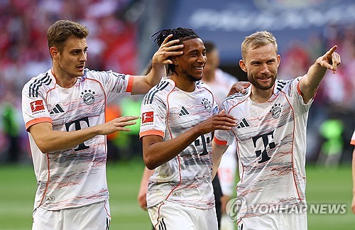 뱅상 콤파니 감독이 이끄는 바이에른 뮌헨이 11일(한국시간) 독일 뮌헨에 있는 알리안츠 아레나에서 열린 보루시아 묀헨글라트바흐에서 열린 2024-2025시즌 분데스리가 33라운드, 뮌헨의 시즌 마지막 홈 경기에서 승리했다.   이미 우승을 확정 지은 뮌헨은 마지막 홈 경기를 승리로 자축하면서 화려한 우승 세레머니를 했다. 아킬레스건 부상으로 명단에 빠진 김민재 역시 이날 경기장에 참석해 세레머니를 함께 했다. 연합뉴스