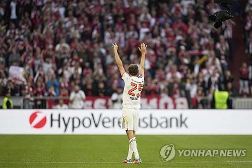 뱅상 콤파니 감독이 이끄는 바이에른 뮌헨이 11일(한국시간) 독일 뮌헨에 있는 알리안츠 아레나에서 열린 보루시아 묀헨글라트바흐에서 열린 2024-2025시즌 분데스리가 33라운드, 뮌헨의 시즌 마지막 홈 경기에서 승리했다.   이미 우승을 확정 지은 뮌헨은 마지막 홈 경기를 승리로 자축하면서 화려한 우승 세레머니를 했다. 아킬레스건 부상으로 명단에 빠진 김민재 역시 이날 경기장에 참석해 세레머니를 함께 했다. 연합뉴스