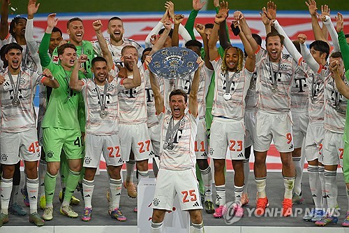 뱅상 콤파니 감독이 이끄는 바이에른 뮌헨이 11일(한국시간) 독일 뮌헨에 있는 알리안츠 아레나에서 열린 보루시아 묀헨글라트바흐에서 열린 2024-2025시즌 분데스리가 33라운드, 뮌헨의 시즌 마지막 홈 경기에서 승리했다.   이미 우승을 확정 지은 뮌헨은 마지막 홈 경기를 승리로 자축하면서 화려한 우승 세레머니를 했다. 아킬레스건 부상으로 명단에 빠진 김민재 역시 이날 경기장에 참석해 세레머니를 함께 했다. 연합뉴스