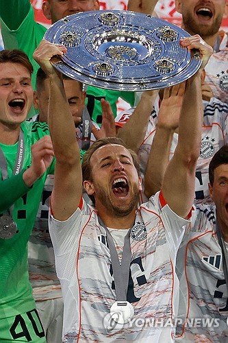 뱅상 콤파니 감독이 이끄는 바이에른 뮌헨이 11일(한국시간) 독일 뮌헨에 있는 알리안츠 아레나에서 열린 보루시아 묀헨글라트바흐에서 열린 2024-2025시즌 분데스리가 33라운드, 뮌헨의 시즌 마지막 홈 경기에서 승리했다.   이미 우승을 확정 지은 뮌헨은 마지막 홈 경기를 승리로 자축하면서 화려한 우승 세레머니를 했다. 아킬레스건 부상으로 명단에 빠진 김민재 역시 이날 경기장에 참석해 세레머니를 함께 했다. 연합뉴스