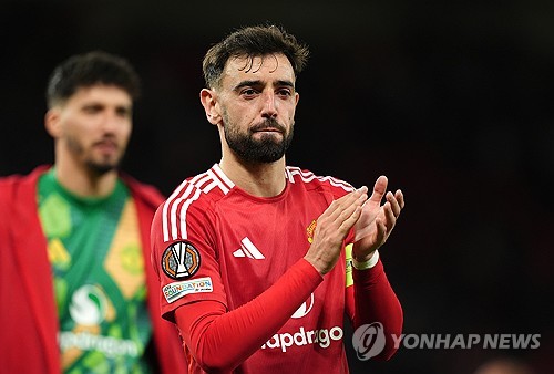 벨기에 국적의 이적시장 전문 기자 사샤 타볼리에리가 11일(한국시간) 자신의 사회관계망서비스(SNS)를 통해 독점 보도하면서 사우디아라비아 프로리그 알힐랄이 브루누 페르난데스 측과 협상 중이라고 전했다. 연합뉴스