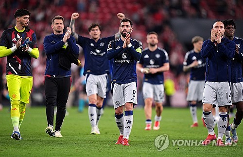 벨기에 국적의 이적시장 전문 기자 사샤 타볼리에리가 11일(한국시간) 자신의 사회관계망서비스(SNS)를 통해 독점 보도하면서 사우디아라비아 프로리그 알힐랄이 브루누 페르난데스 측과 협상 중이라고 전했다. 연합뉴스