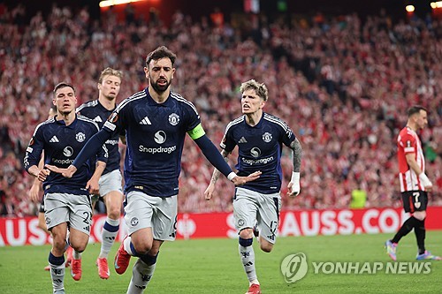 벨기에 국적의 이적시장 전문 기자 사샤 타볼리에리가 11일(한국시간) 자신의 사회관계망서비스(SNS)를 통해 독점 보도하면서 사우디아라비아 프로리그 알힐랄이 브루누 페르난데스 측과 협상 중이라고 전했다. 연합뉴스