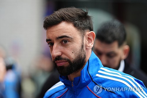 벨기에 국적의 이적시장 전문 기자 사샤 타볼리에리가 11일(한국시간) 자신의 사회관계망서비스(SNS)를 통해 독점 보도하면서 사우디아라비아 프로리그 알힐랄이 브루누 페르난데스 측과 협상 중이라고 전했다. 연합뉴스