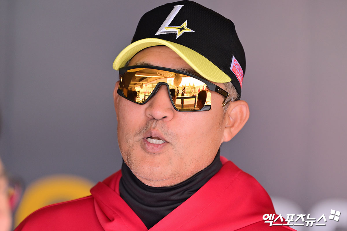 11일 오후 인천SSG랜더스필드에서 열리는 '2025 신한 SOL Bank KBO리그' KIA 타이거즈와 SSG 랜더스의 경기, SSG 이숭용 감독이 취재진과 대화를 나누고 있다. 문학, 김한준 기자