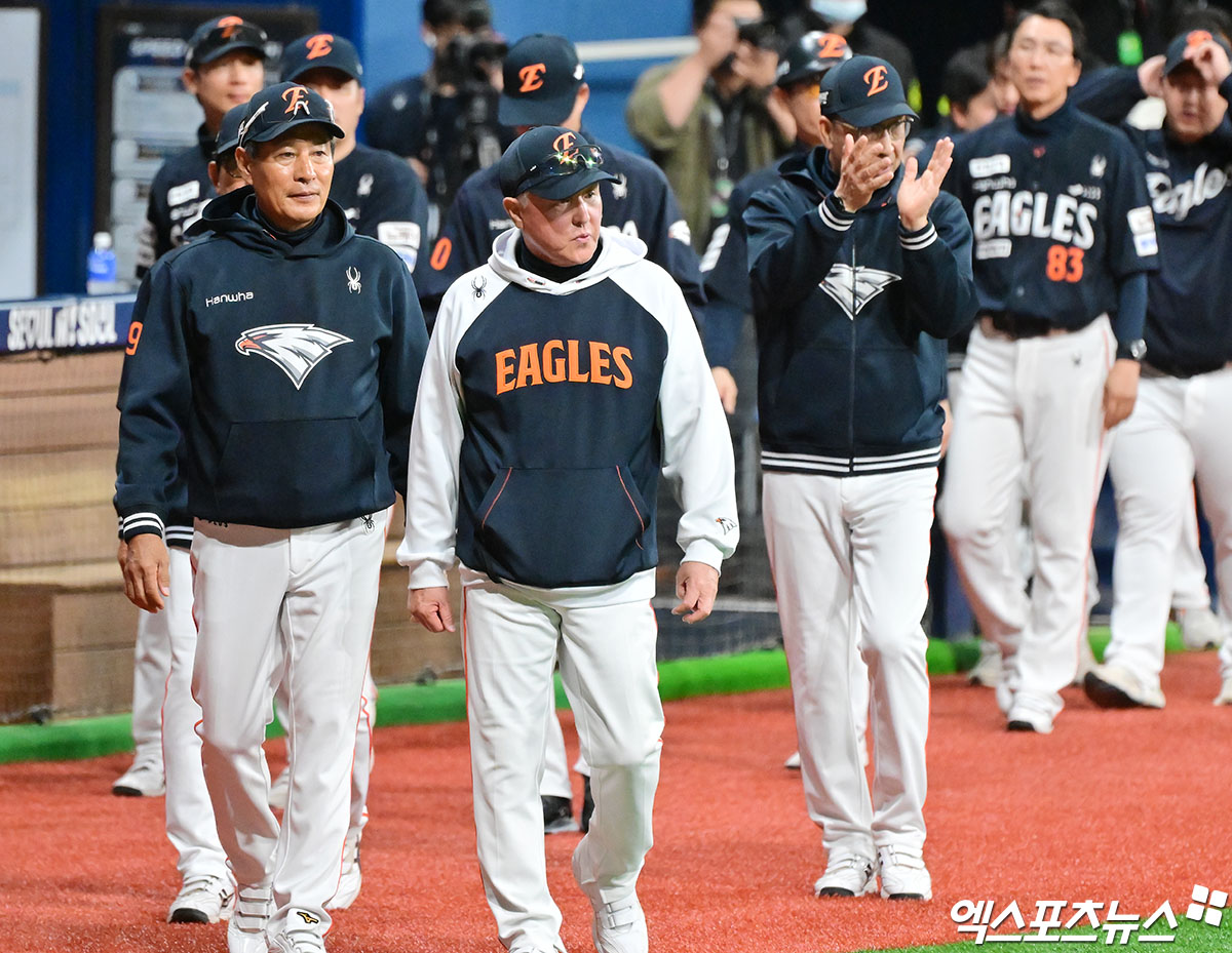 9일 오후 서울 구로구 고척스카이돔에서 열린 '2025 신한 SOL Bank KBO리그' 한화 이글스와 키움 히어로즈의 경기, 이날 경기에서 승리한 한화 김경문 감독 및 코칭스태프들이 기뻐하고 있다. 엑스포츠뉴스DB