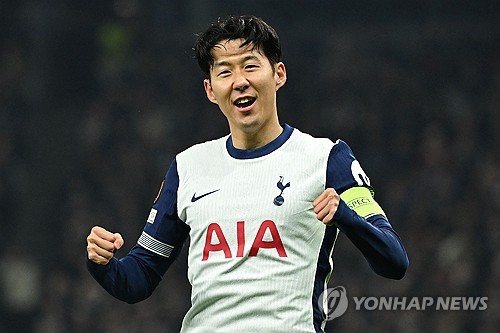 손흥민이 11일(한국시간) 영국 런던에 있는 토트넘 홋스퍼 스타디움에서 열린 토트넘과 크리스탈 팰리스의 2024-2025시즌 프리미어리그 36라운드 홈 경기에 교체로 출전해 그라운드를 밟았다. 연합뉴스