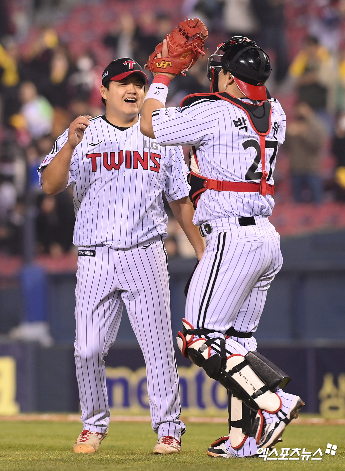 LG 트윈스 장현식과 박동원이 경기에서 승리 후 세리머니하고 있다. 엑스포츠뉴스 DB