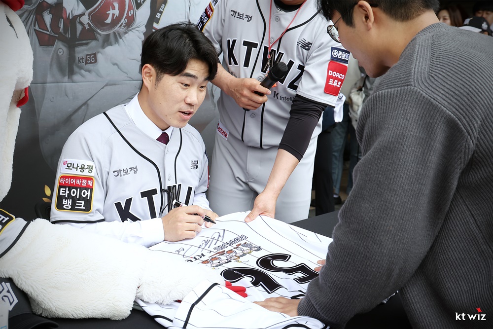 ​​前 롯데, KT 내야수 신본기는 11일 수원KT위즈파크에서 열린 '2025 신한 SOL Bank KBO 리그' KT 위즈와 롯데 자이언츠 더블헤더 1경기 자신의 은퇴식에 참가했다. 신본기는 선수 생활 내내 많은 응원을 보내준 팬들에게 고개 숙여 감사 인사를 전했다. KT 위즈