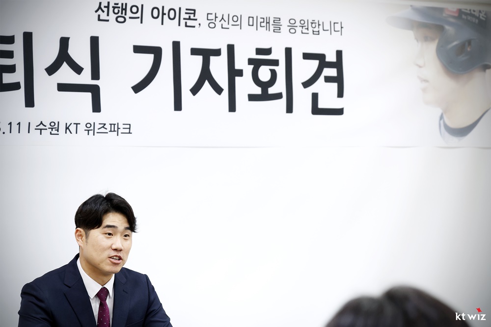 前 롯데, KT 내야수 신본기는 11일 수원KT위즈파크에서 열린 '2025 신한 SOL Bank KBO 리그' KT 위즈와 롯데 자이언츠 더블헤더 1경기 자신의 은퇴식에 참가했다. 신본기는 선수 생활 내내 많은 응원을 보내준 팬들에게 고개 숙여 감사 인사를 전했다. KT 위즈