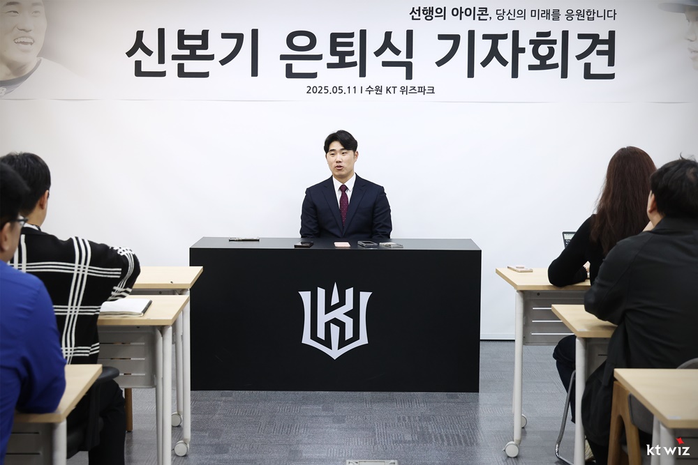 前 롯데, KT 내야수 신본기는 11일 수원KT위즈파크에서 열린 '2025 신한 SOL Bank KBO 리그' KT 위즈와 롯데 자이언츠 더블헤더 1경기 자신의 은퇴식에 참가했다. 신본기는 선수 생활 내내 많은 응원을 보내준 팬들에게 고개 숙여 감사 인사를 전했다. KT 위즈