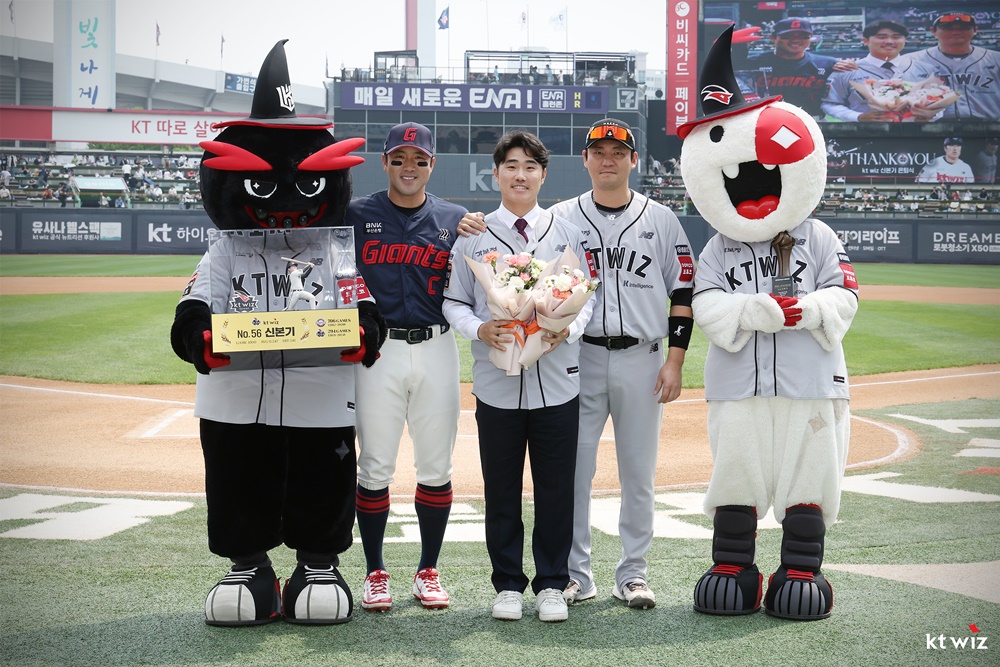 前 롯데, KT 내야수 신본기(가운데)는 11일 수원KT위즈파크에서 열린 '2025 신한 SOL Bank KBO 리그' KT 위즈와 롯데 자이언츠 더블헤더 1경기 자신의 은퇴식에 참가했다. 신본기는 선수 생활 내내 많은 응원을 보내준 팬들에게 고개 숙여 감사 인사를 전했다. KT 위즈