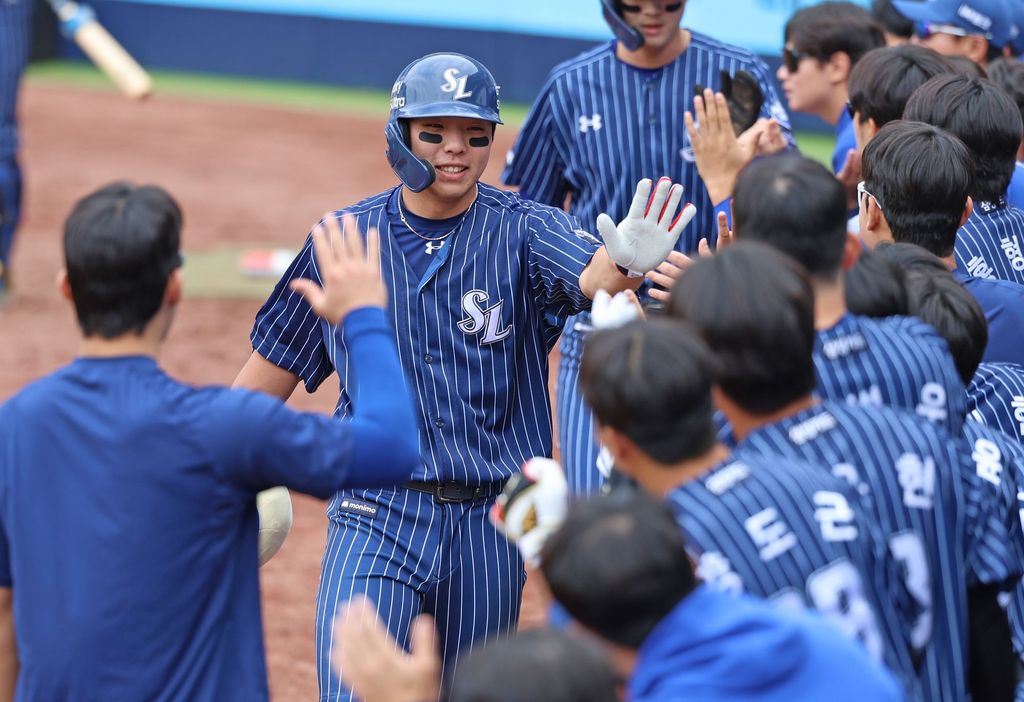삼성 라이온즈 김영웅이 11일 대구 LG 트윈스전에서 홈런을 친 뒤 동료들과 하이파이브하고 있다. 삼성 라이온즈