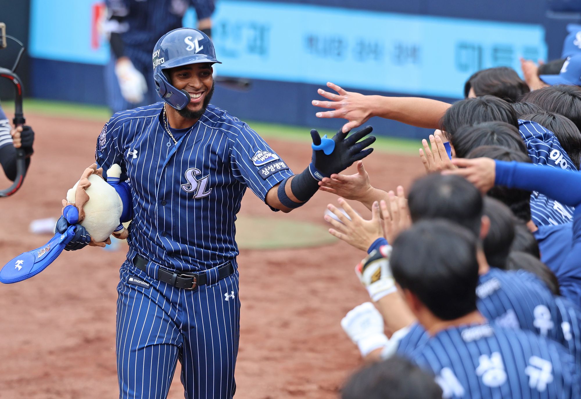 삼성 라이온즈 르윈 디아즈가 11일 대구 LG 트윈스전에서 홈런을 친 뒤 동료들과 하이파이브하고 있다. 삼성 라이온즈