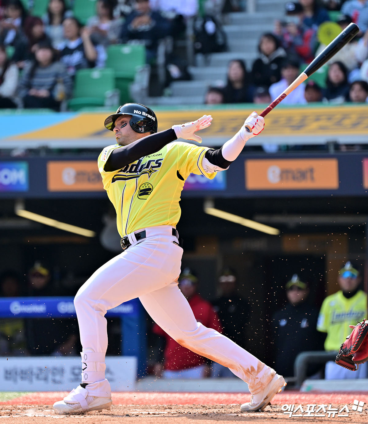 11일 오후 인천SSG랜더스필드에서 열린 '2025 신한 SOL Bank KBO리그' KIA 타이거즈와 SSG 랜더스의 경기, 3회말 2사 2루 SSG 맥브룸이 1타점 2루타를 날리고 있다. 문학, 김한준 기자