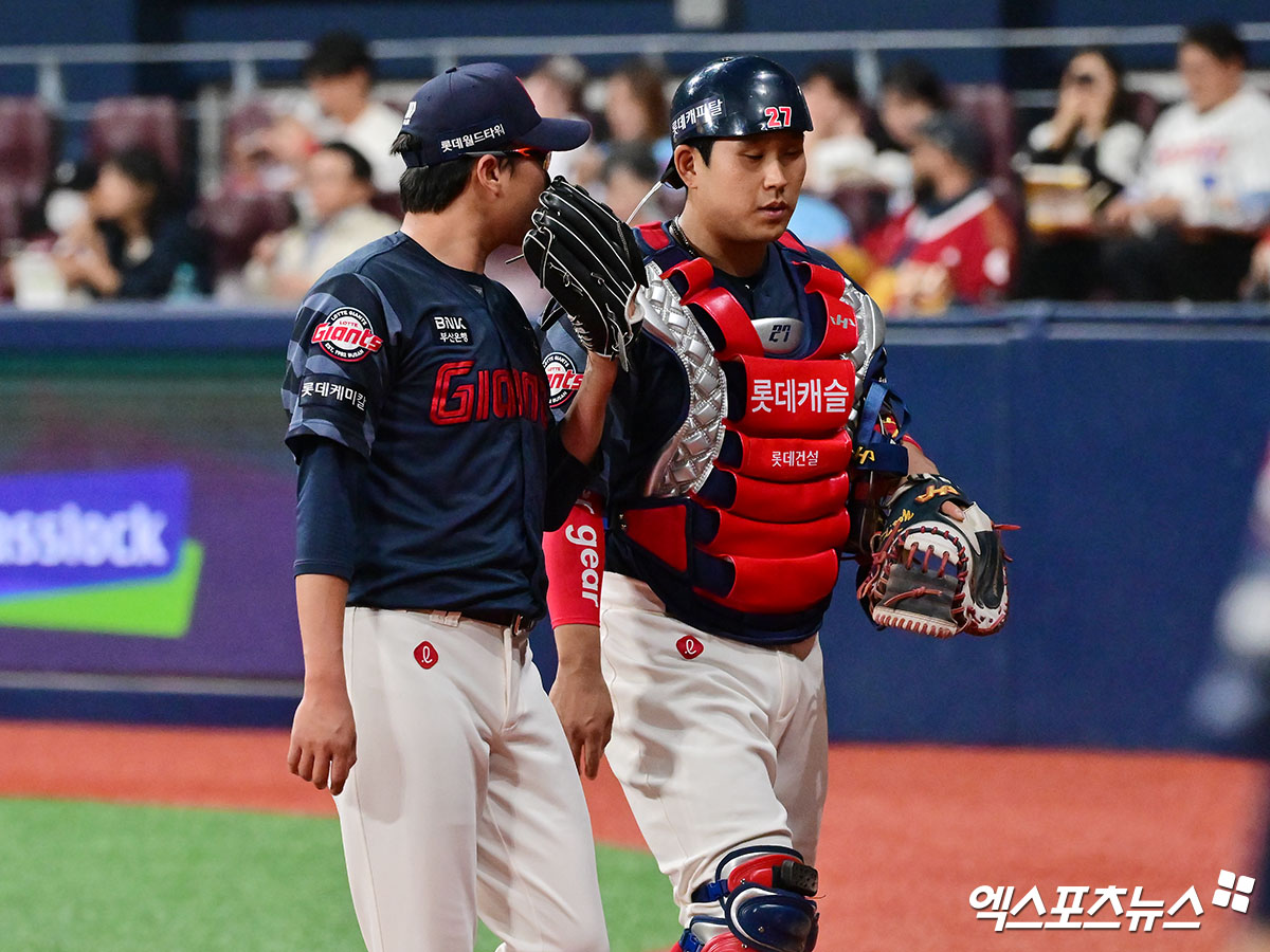 롯데 투수 박세웅(사진, 왼쪽)은 11일 수원KT위즈파크에서 열린 '2025 신한 SOL Bank KBO 리그' KT와 더블헤더 1경기에서 선발 등판했다. 최종 성적 6.1이닝 1실점(무자책점)으로 시즌 8승을 챙겨 다승 단독 1위로 올라섰다. 경기 중 자신을 다잡아준 포수 유강남에게 고마운 마음을 전했다. 엑스포츠뉴스 DB