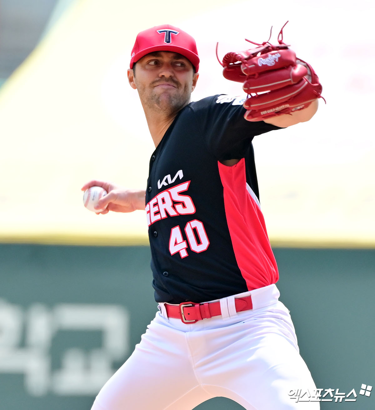 11일 오후 인천SSG랜더스필드에서 열린 '2025 신한 SOL Bank KBO리그' KIA 타이거즈와 SSG 랜더스의 경기, 1회말 KIA 선발투수 네일이 공을 힘차게 던지고 있다. 문학, 김한준 기자