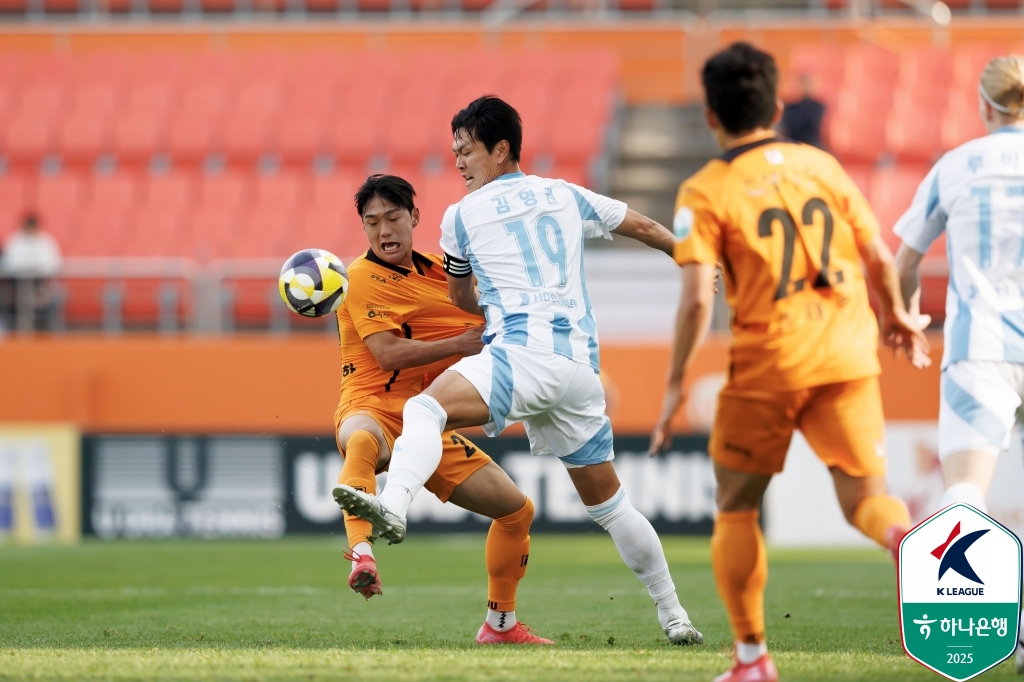 울산HD는 11일 제주월드컵경기장에서 열린 제주SK FC와의 하나은행 K리그1 2025 13라운드 원정 경기에서 2-1 승리를 거뒀다. 이날 울산은 전반 5분 루빅손의 선제골로 리드를 잡았다. 후반 8분 유리 조나탄에게 동점골을 허용했으나 후반 20분 에릭의 결승골이 터지면서 승점 3점을 챙겼다. 제주전 승리로 울산은 승점 24(7승3무5패)가 돼 리그 2위로 도약했다. 반면 리그 11위 제주는 또다시 안방에서 고개를 숙이면서 4연패 수렁에 빠졌다. 한국프로축구연맹 제공