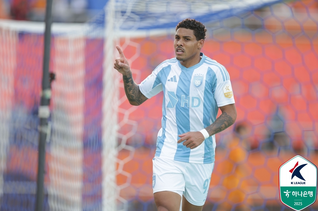 울산HD는 11일 제주월드컵경기장에서 열린 제주SK FC와의 하나은행 K리그1 2025 13라운드 원정 경기에서 2-1 승리를 거뒀다. 이날 울산은 전반 5분 루빅손의 선제골로 리드를 잡았다. 후반 8분 유리 조나탄에게 동점골을 허용했으나 후반 20분 에릭의 결승골이 터지면서 승점 3점을 챙겼다. 제주전 승리로 울산은 승점 24(7승3무5패)가 돼 리그 2위로 도약했다. 반면 리그 11위 제주는 또다시 안방에서 고개를 숙이면서 4연패 수렁에 빠졌다. 한국프로축구연맹 제공