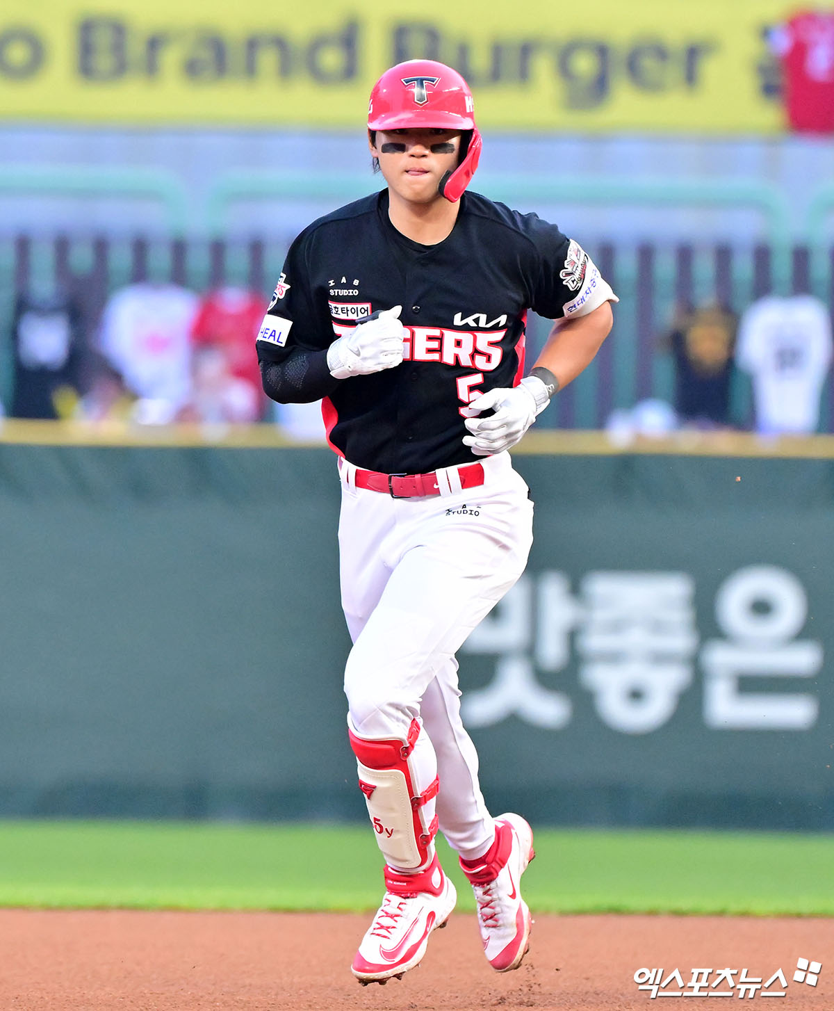 11일 오후 인천SSG랜더스필드에서 열린 '2025 신한 SOL Bank KBO리그' KIA 타이거즈와 SSG 랜더스의 더블헤더 2차전 경기, 4회초 1사 KIA 김도영이 솔로 홈런을 날린 후 그라운드를 돌고 있다. 문학, 김한준 기자