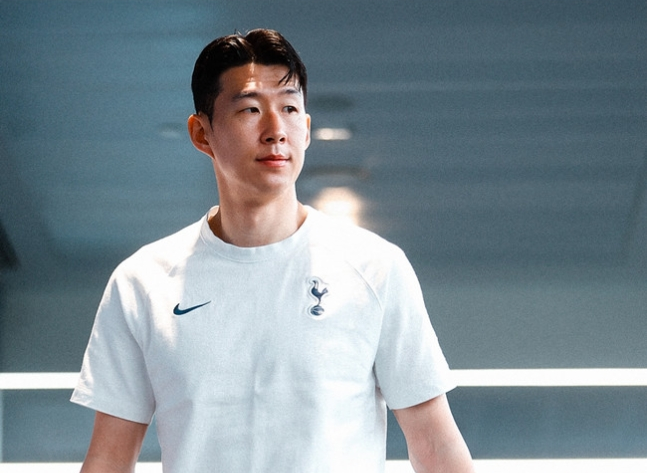 손흥민이 돌아왔다.  오랜만에 손흥민의 이름이 명단에 포함됐다. 선발은 아니지만 교체 명단에 손흥민이 이름을 올렸다. 발 부상 때문에 지난달 울버햄프턴전부터 시작해 약 한 달 동안 경기에 나서지 못했던 손흥민은 7경기 만에 경기를 뛸 수 있게 됐다. 손흥민이 이번 경기에서 복귀전을 치를지 관심이다. 사진 토트넘