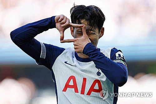 손흥민이 돌아왔다.  오랜만에 손흥민의 이름이 명단에 포함됐다. 선발은 아니지만 교체 명단에 손흥민이 이름을 올렸다. 발 부상 때문에 지난달 울버햄프턴전부터 시작해 약 한 달 동안 경기에 나서지 못했던 손흥민은 7경기 만에 경기를 뛸 수 있게 됐다. 손흥민이 이번 경기에서 복귀전을 치를지 관심이다. 사진 연합뉴스