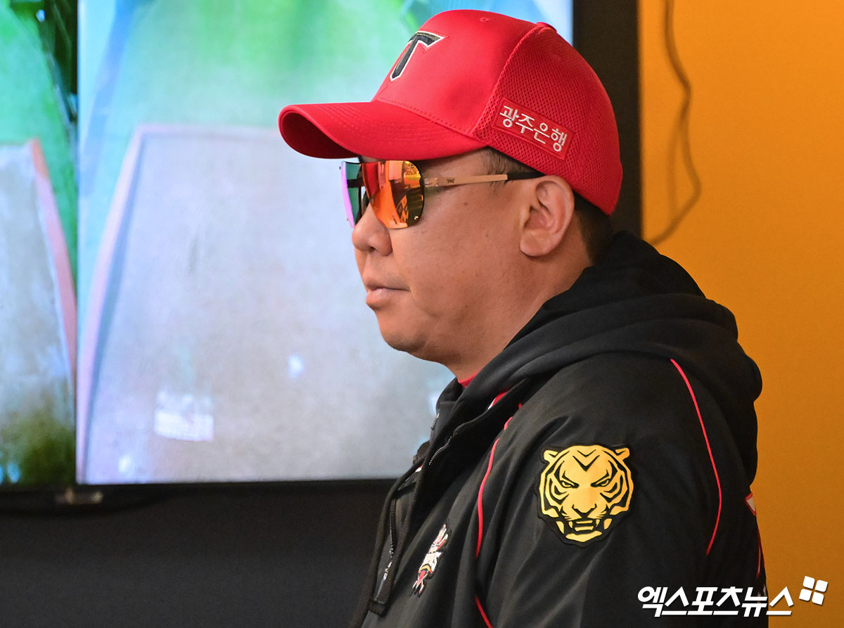 11일 오후 인천SSG랜더스필드에서 열린 '2025 신한 SOL Bank KBO리그' KIA 타이거즈와 SSG 랜더스의 더블헤더 2차전 경기, KIA 이범호 감독이 그라운드를 바라보고 있다. 문학, 김한준 기자